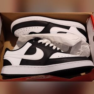 NWT! Nike Women's Black and White Sneakers- Sz 8.5